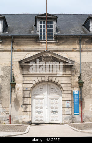 Eingang zu den jetzt geschlossenen Altersheim innerhalb des Schlosses in Villers-Cotterêts, Aisne, Hauts-de-France, Frankreich, Europa Stockfoto