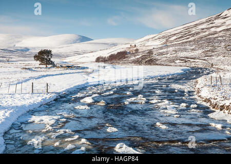 Eisigen Fluss Gairn und Berge in Schottland. Stockfoto