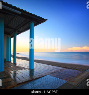 Strand Badehaus oder Bad Haus und Kolonnade Architektur, Meer am Morgen. Toskana Italien. Langzeitbelichtung Fotografie. Stockfoto