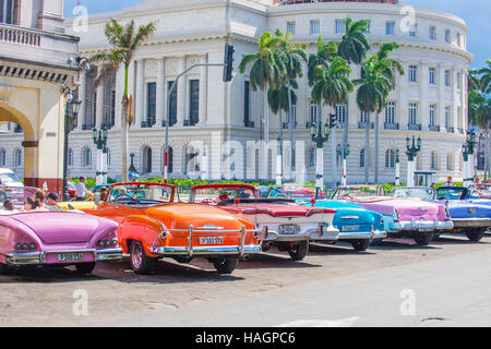 Alte amerikanische Oldtimer auf einer der Straßen von Havanna Kuba. In Kuba gibt es fast 60.000 amerikanische Oldtimer Stockfoto