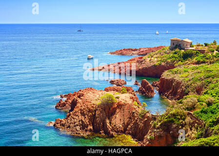 Esterel Mittelmeer roten Felsen, Küste, Strand und Meer. Französische Riviera Cote d'Azur in der Nähe von Cannes, Provence, Frankreich, Europa. Stockfoto