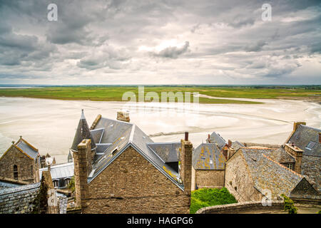 Mont Saint Michel Kloster Wahrzeichen und Bucht bei Ebbe und schlechtes Wetter. Normandie, Frankreich, Europa Stockfoto