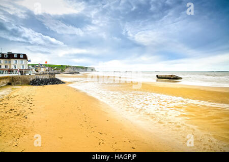 Arromanches-Les-Bains, direkt am Meer Strand und Reste des künstlichen Hafens, am d-Day im zweiten Weltkrieg verwendet. Normandie, Frankreich. Stockfoto