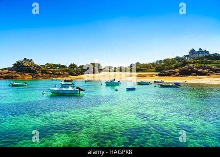 Munitionsdepot, Boot in kleine Badebucht in rosa Granit Küste und den Atlantischen Ozean. Rüstung-Küste, Bretagne, Frankreich. Europa. Stockfoto