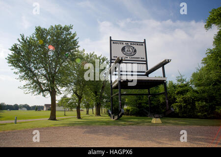 Vier Meilen westlich von Kuba auf der Route 66 ist der weltweit größte Schaukelstuhl (ehemaligen). Der Stuhl ist 42'. Stockfoto