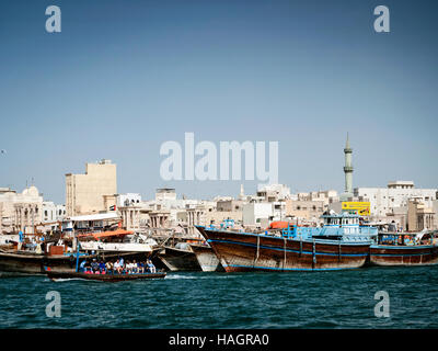 traditionellen alten arabischen Dhau Holz Boote im Hafen von Deira Dubai Hafen Vereinigte Arabische Emirate Stockfoto