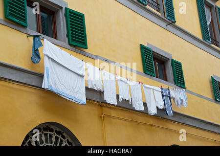 Wäsche auf der Wäscheleine hängen Stockfoto