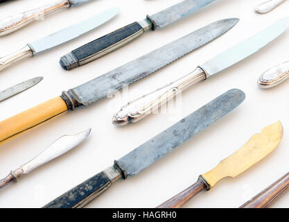schöne alte Messer auf weißem Hintergrund - Retro-Messer-set Stockfoto