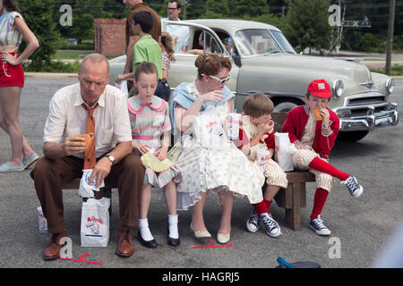 Der Gründer ist ein 2016 amerikanischen biographischen Drama Film unter der Regie von John Lee Hancock und geschrieben von Robert Siegel. Der Film schildert die Geschichte von Ray Kroc und seiner Übernahme von der McDonald's-Fastfood-Kette. Die Hauptrollen Michael Keaton als Kroc und Laura Dern als seine Frau Ethel Fleming.   Dieses Foto ist nur zu redaktionellen Zwecken und unterliegen dem Copyright von der Filmgesellschaft und/oder der Fotograf von dem Film oder der Firma zugeordnet und kann nur durch Veröffentlichungen im Zusammenhang mit der Förderung der oben genannten Film reproduziert werden. Eine obligatorische Gutschrift auf die Filmgesellschaft ist erforderlich. Die Eunhye Stockfoto