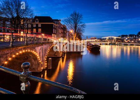 Amsterdamer Grachten und Brücken in der Abenddämmerung Stockfoto