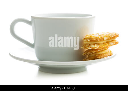 Süßes Mandelgebäck und Tasse Tee isoliert auf weißem Hintergrund. Stockfoto