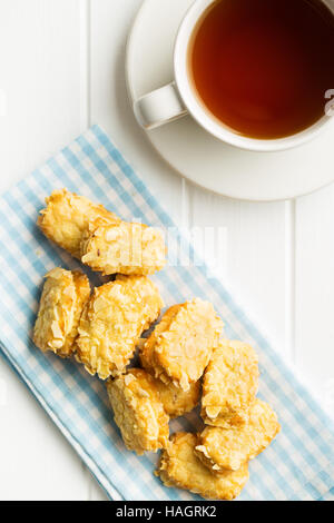 Süßes Mandelgebäck und eine Tasse Tee. Ansicht von oben. Stockfoto