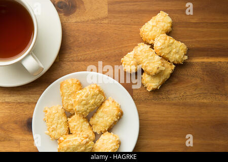 Süßes Mandelgebäck und eine Tasse Tee. Ansicht von oben. Stockfoto