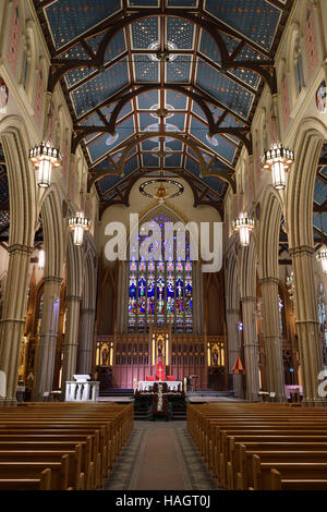 Weiten Blick über renovierte St.-Michael Kathedrale Toronto mit Bänken und Decke Stockfoto