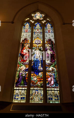 Renovierte Glasfenster von Mary gekrönte Königin des Himmels an St. Michael Kathedrale Basilica Toronto Stockfoto