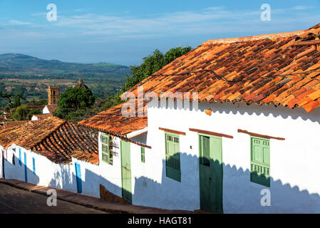 Koloniale Altstadt von Barichara, Kolumbien mit der Kathedrale im Hintergrund Stockfoto