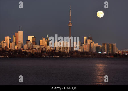 Hellen Supermoon über glühende Toronto Skyline bei Sonnenuntergang 13. November 2016 Stockfoto