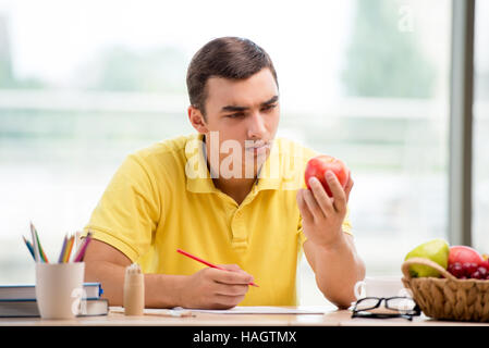 Junge Künstler Zeichnung Apfel auf Papier Stockfoto