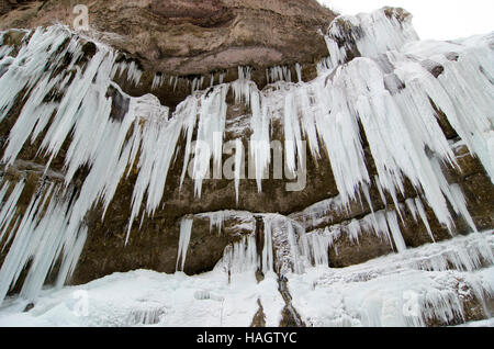 Gefrorenen Wasserfall im Winter. Eiszapfen und Gebirgsfluss. Stockfoto