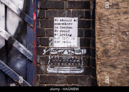 Street-Art-Wandbild aus WRDSMTH Schreibmaschine auf Ziegelwand drucken Wörter adaptiert von Song "England" von The National vertreten Stockfoto