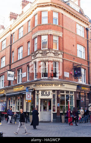 Außenansicht des Eingangs zum Ku Bar, Award-winning gay-Bar, in der Nähe von Leicester Square, London, UK Stockfoto