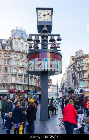 Die Schweizer Glockenspiel, eine Spieluhr mit 27 Glocken und 11 beweglichen Schweizer Figuren, Leicester Square, London, UK Stockfoto