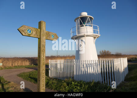 Wales Coast Path, Wegweiser und Ost Usk Leuchtturm in Newport Feuchtgebiete. Stockfoto