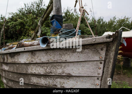 Das kleine Segelboot wartet auf Restaurierung am Ufer Flusses Stockfoto
