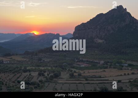 Sonnenaufgang über der Muntanya Santa Barbara / Sankt Barbara Berg, Horta de Sant Joan, Katalonien Stockfoto