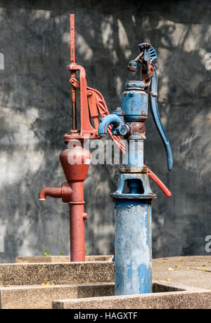 Antike Grundwasser Pumpen, alte rostige Wasserpumpe Stockfoto