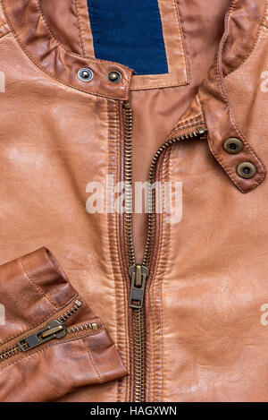 Braune Lederjacke mit Reissverschluss in Nahaufnahme Stockfoto