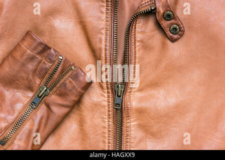 Braune Lederjacke mit Reissverschluss in Nahaufnahme Stockfoto