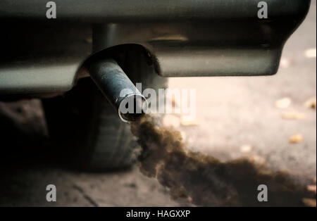 Rauch aus alten schmutzigen Auto Rohr Auspuff. Stockfoto