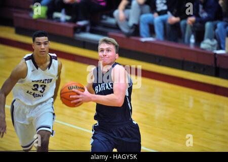 High School Spieler bei einem Angriff auf den Korb nach der Fahrt vorbei an einer verteidigenden Gegner. USA. Stockfoto