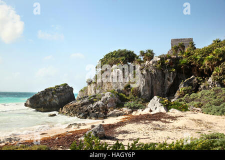 Ruinen von Tulum entlang der wunderschönen karibischen Küste, Maya ummauerten Stadt. Playa del Carmen, Halbinsel Yucatán, Mexiko. Stockfoto