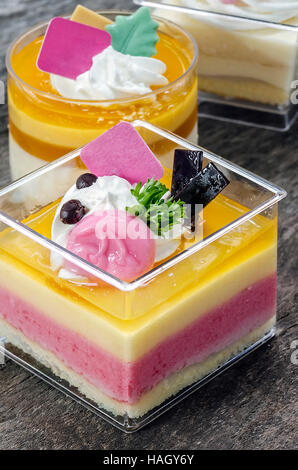 Tasse schönen Mousse Torte auf hölzernen Hintergrund. Stockfoto