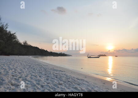 Wunderschönen Sonnenaufgang am Strand von Koh Tui auf Koh Rong, Kambodscha Stockfoto