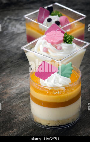 Tasse schönen Mousse Torte auf hölzernen Hintergrund. Stockfoto