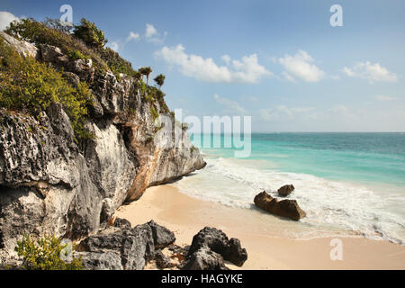 Ruinen von Tulum entlang der wunderschönen karibischen Küste, Maya ummauerten Stadt. Playa del Carmen, Halbinsel Yucatán, Mexiko. Stockfoto