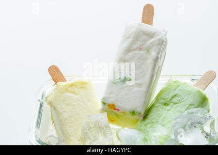 hausgemachtes Eis mit Eiswürfeln in der Glasschüssel auf weißem Hintergrund Stockfoto