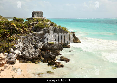 Ruinen von Tulum entlang der wunderschönen karibischen Küste, Maya ummauerten Stadt. Playa del Carmen, Halbinsel Yucatán, Mexiko. Stockfoto