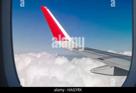 Weiße Wolken und blauer Himmel wie durch Fenster eines Flugzeugs Stockfoto
