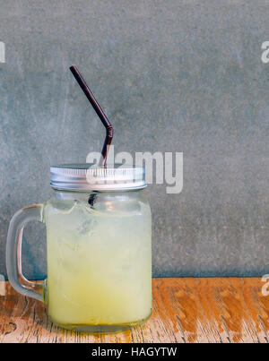 Flasche frisch Guava Saft auf der Holzoberfläche. Stockfoto