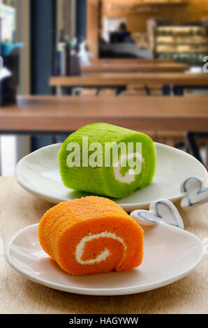 Bunte Roll Kuchen auf weißen Teller in Coffee-Shop. Stockfoto