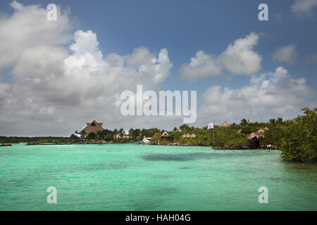 Schöne Bucht mit türkisfarbenem Wasser & felsige Küste von Xel-Ha, Mexiko Stockfoto