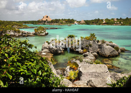 Schöne Bucht mit türkisfarbenem Wasser & felsige Küste von Xel-Ha, Mexiko Stockfoto