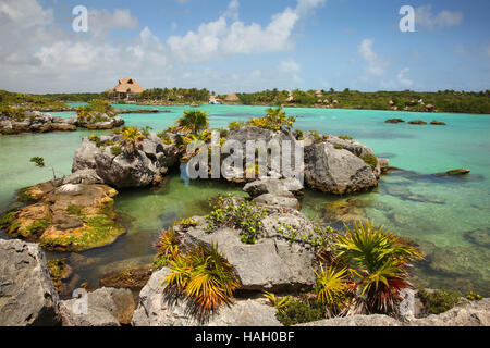 Schöne Bucht mit türkisfarbenem Wasser & felsige Küste von Xel-Ha, Mexiko Stockfoto