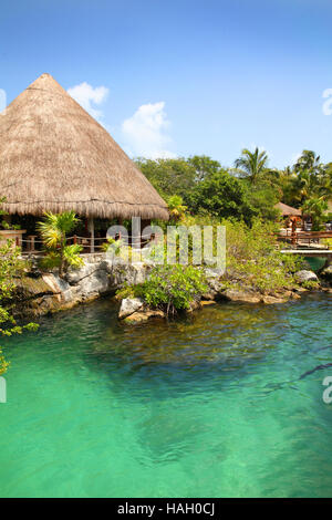 Tropischen mexikanische Küste mit typischen strohgedeckten Dach Hütte & türkis Wasser. Stockfoto