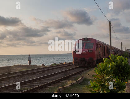 S-Bahn am Meer in Colombo, Sri Lanka Stockfoto