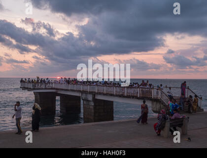 Viele Menschen beobachten Sie den Sonnenuntergang von Galle Face Green Mole, Colombo, Sri Lanka. Stockfoto